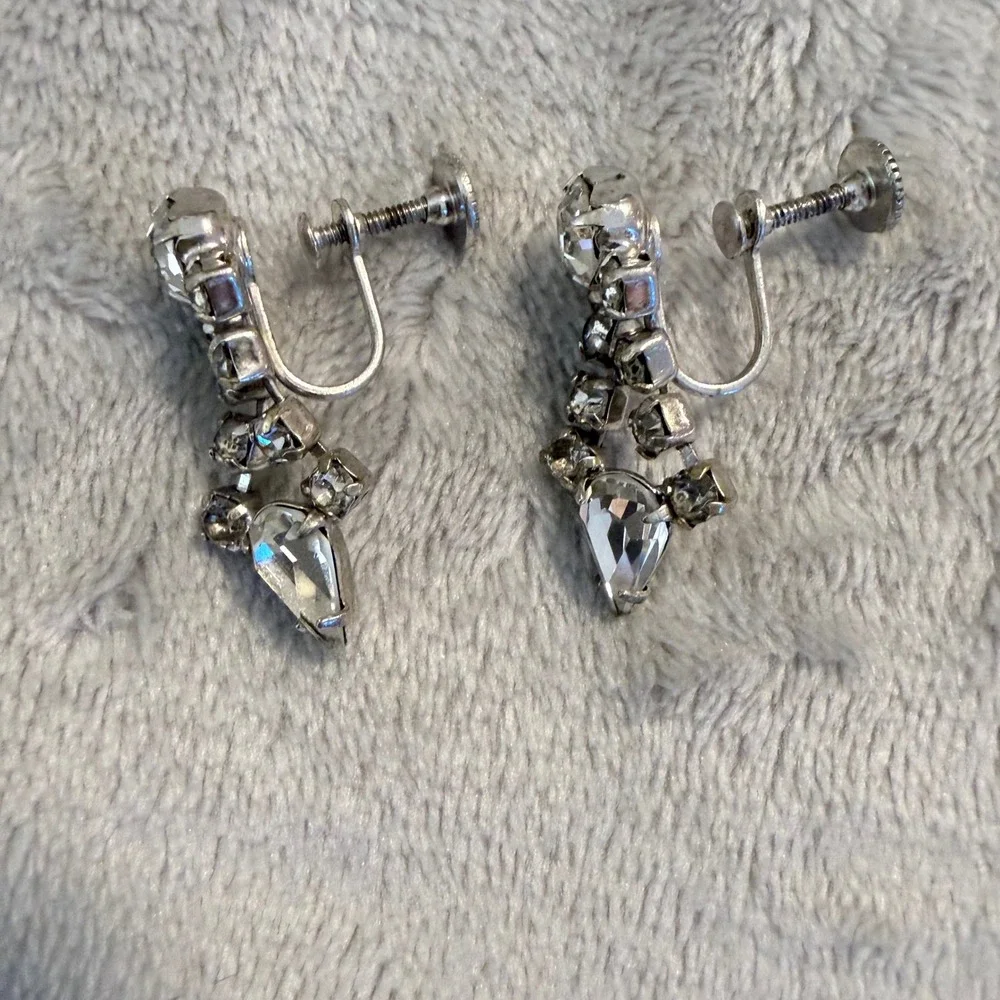 Vintage Rhinestone Dangle Screw Back Earrings Clear Crystal‎ Silver Tone